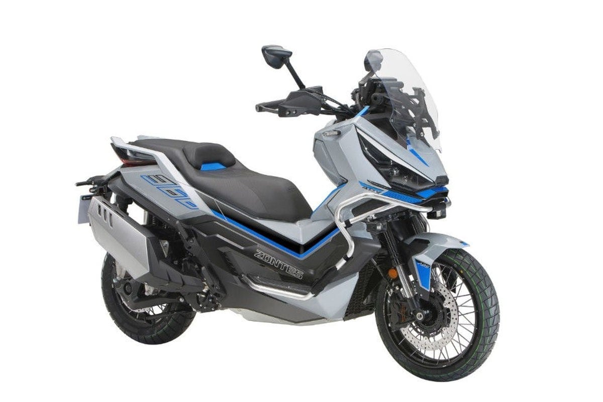 <div class='descrGalleryTitle'>ZONTES ZT 368-G</div><div class='descrGalleryText'><p>Per il 2025 <b>Zontes </b>aggiunge alla gamma scooter il <b>368-G</b>, la versione crossover secondo Zontes:&nbsp;cerchi a raggi tubeless, sospensioni a lunga escursione completamente regolabili,&nbsp;protezioni laterali e doppie pedane&nbsp;per chi vuole guidarlo in piedi, oltre a ricchissime dotazioni tra cui&nbsp;le manopole riscaldate, il sensore TPMS e le telecamere&nbsp;anteriore e posteriore.&nbsp;</p>
<p>Il nuovo monocilindrico Euro5+ eroga&nbsp;<b>38,7 CV a 7.500 giri,</b> con 40 Nm a 6.000 giri,&nbsp;sufficienti per muovere con brio il 368-G che pesa&nbsp;203 kg in ordine di marcia.&nbsp;Dimensioni e abitabilità del tutto “europei” con&nbsp;ruote da 17”-14”, interasse di 1.560 mm e sella a 795 mm.&nbsp;Ben 17,5 i litri di benzina nel serbatoio, per una autonomia che si annuncia da record.Il nuovo ZT368-G sarà disponibile&nbsp;in verde, grigio o nero a <b>6.290 euro.</b></p>
</div>